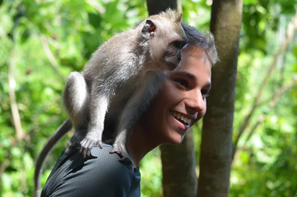 Leonardo con un macaco a Ubud, 2014