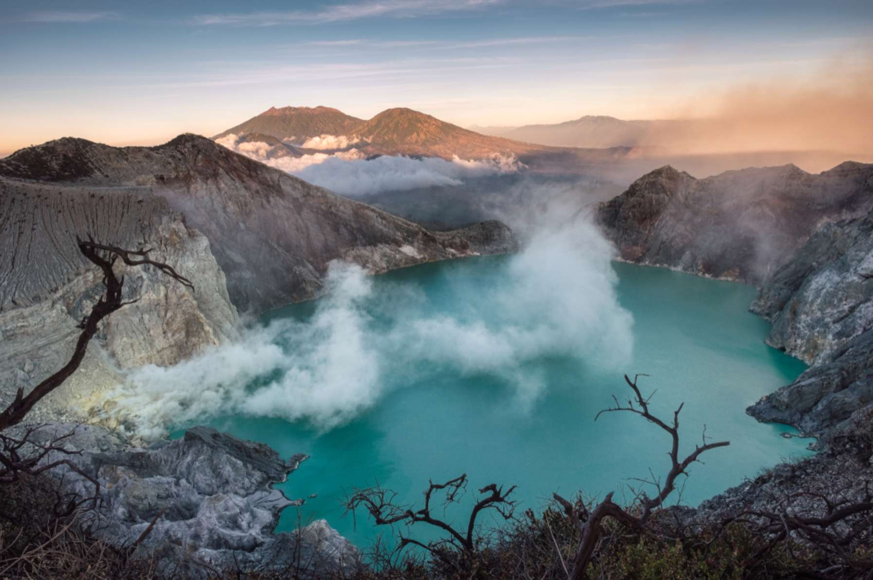 Le fiamme blu dell'Ijen, poi il traghetto per Bali